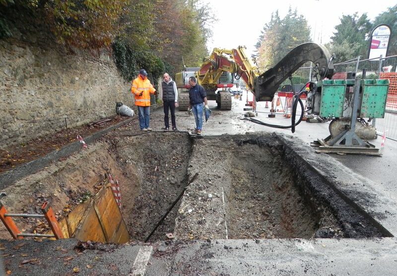 Cantiere in via Cesana e Villa a Biassono per il cedimento di un tratto di strada.