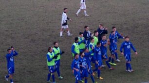 Seregno - L'esultanza finale degli azzurri sotto la tribuna