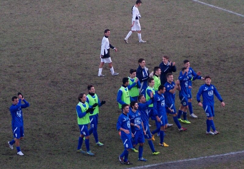 Seregno - L'esultanza finale degli azzurri sotto la tribuna