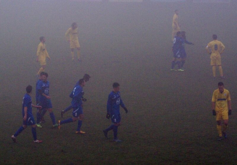 Seregno - L'esultanza nella nebbia degli azzurri dopo il raddoppio di Adriano Marzeglia