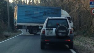 Il camion che si è messo di traverso in via Brianza