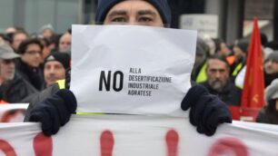 La protesta degli operai St durante lo sciopero di inizio settimana