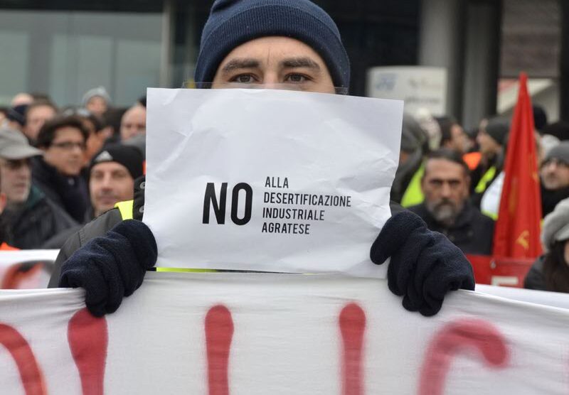 La protesta degli operai St durante lo sciopero di inizio settimana
