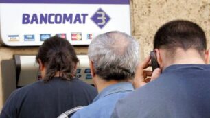 In fila per il prelievo al bancomat