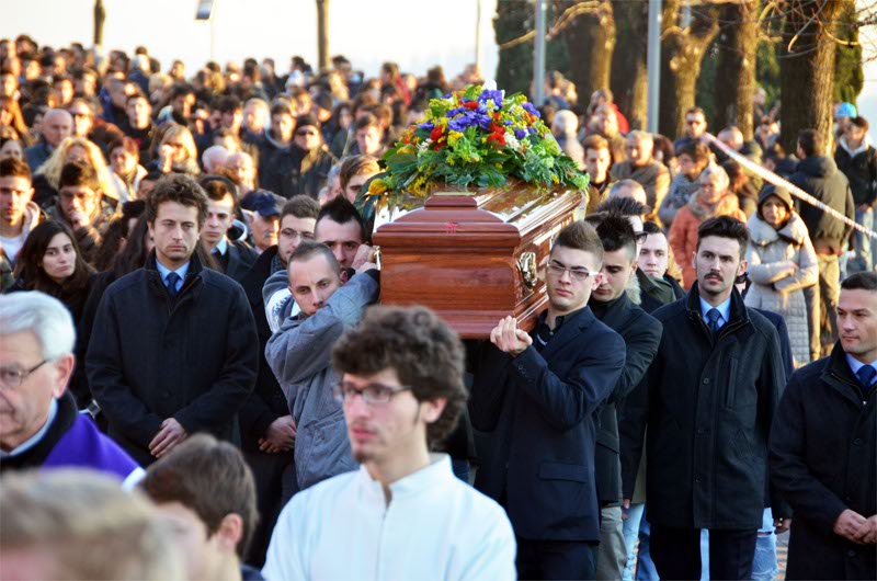 I funerali di Joele Leotta a Nibionno: il ventenne che aveva studiato a Besana Brianza è stato ucciso in Inghilterra