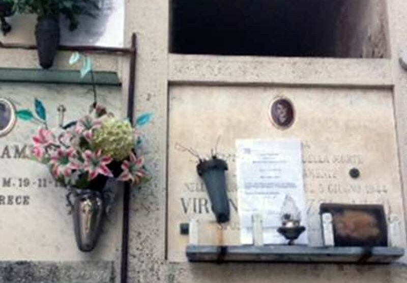 Una delle tombe "sfrattate" dal cimitero di Jesi.