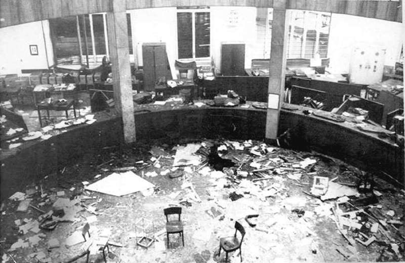 L’interno della Banca nazionale dell’agricoltura a Milano dopo l’esplosione della bomba il 12 dicembre del 1969