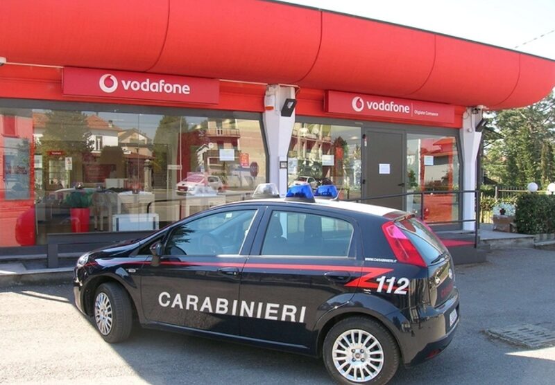 Spaccata in un negozio Vodafone (archivio)