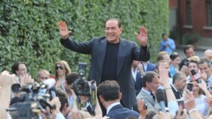 Silvio Berlusconi saluta i sostenitori davanti all’ingresso di Villa San Martino nel luglio 2013
