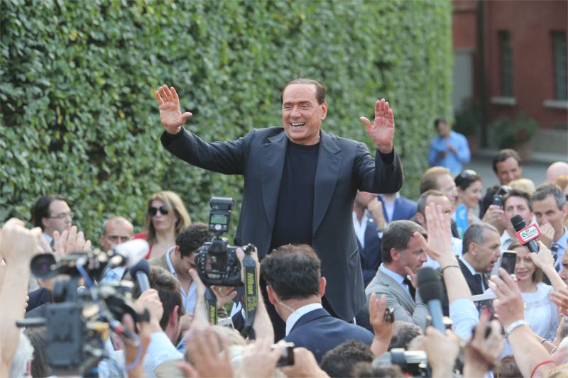 Silvio Berlusconi saluta i sostenitori davanti all’ingresso di Villa San Martino nel luglio 2013