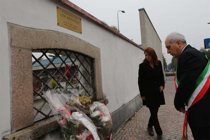 Il sindaco Scanagatti depone un mazzo di fiori davanti alla targa che ricorda Lea Garofalo