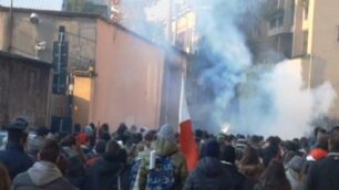 Monza, la protesta degli studenti in via Grossi (Redazione online)