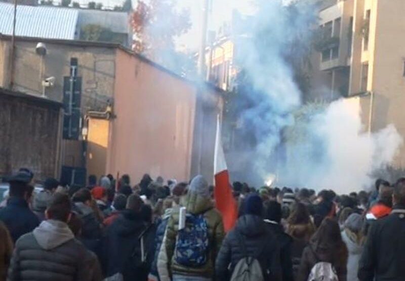 Monza, la protesta degli studenti in via Grossi (Redazione online)