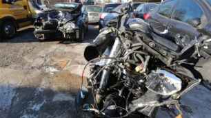 I resti della moto, in primo piano, e dell’auto