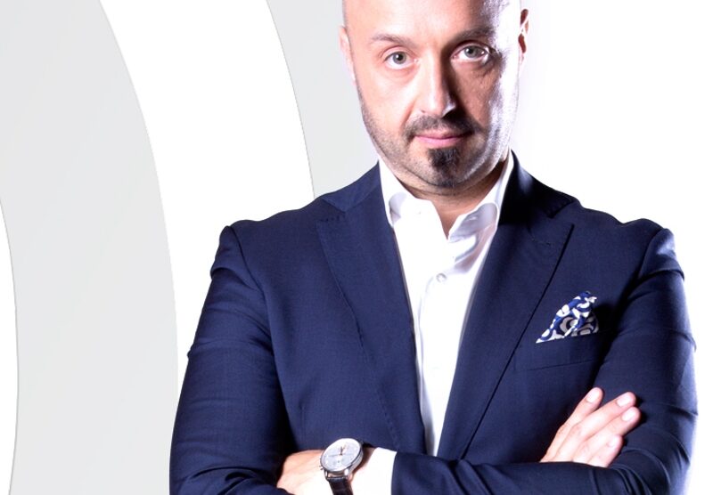 Joe Bastianich in una foto ufficiale per Masterchef