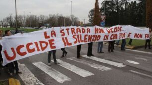 Monza, la manifestazione alla rotonda di viale Stucchi