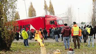 Monza, il presidio in viale Stucchi del Movimento 9 dicembre