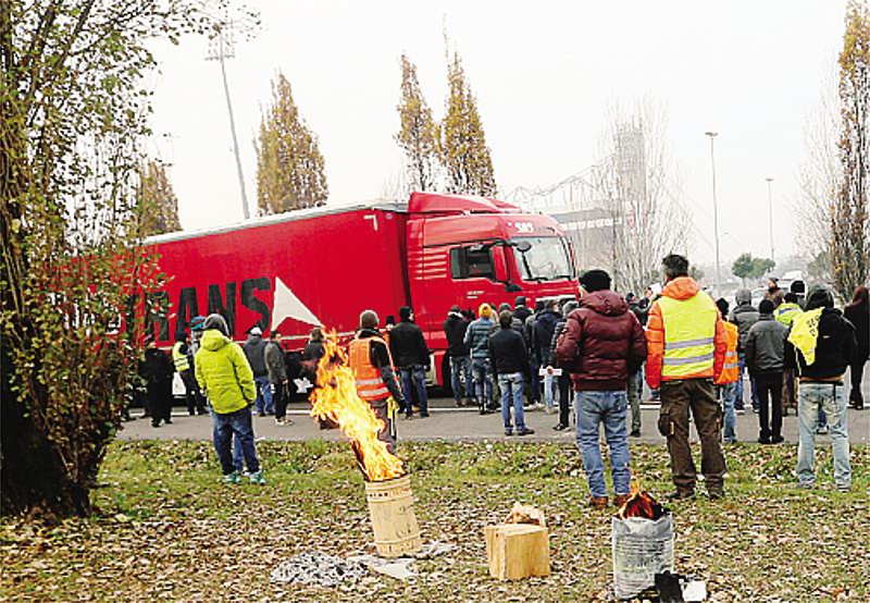 Monza, il presidio in viale Stucchi del Movimento 9 dicembre