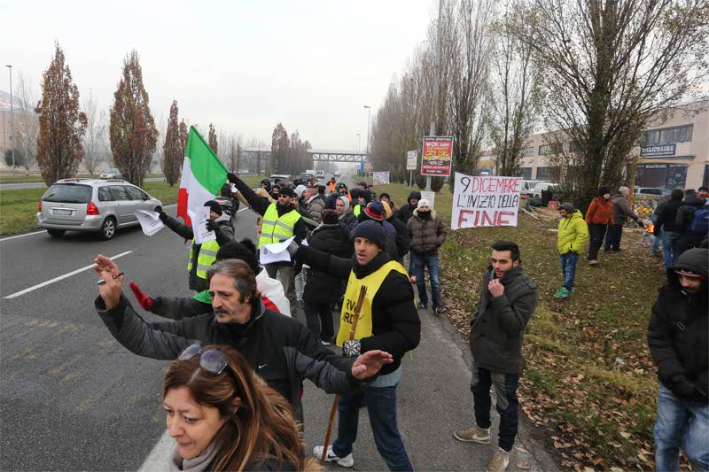 Monza, il presidio del movimento 9 dicembre in viale Stucchi