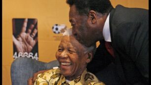 È morto Nelson Mandela (nella foto con Pelè)