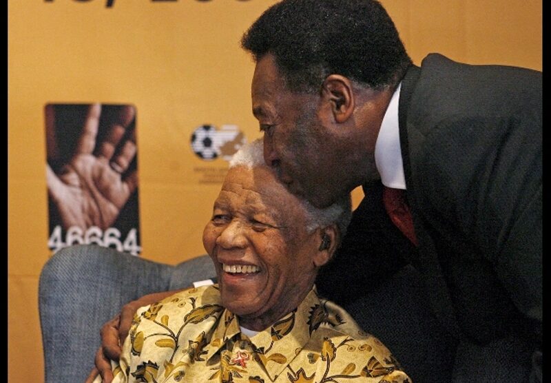 È morto Nelson Mandela (nella foto con Pelè)