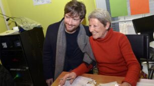 Monza, Giuseppe Civati uno dei tre candidati alla segreteria del Partito Democratico al voto con la mamma Rossana segretario del seggio cittadino n 1 - ANSA/RADAELLI