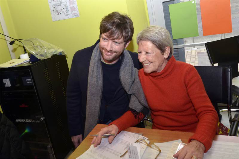 Monza, Giuseppe Civati uno dei tre candidati alla segreteria del Partito Democratico al voto con la mamma Rossana segretario del seggio cittadino n 1 - ANSA/RADAELLI