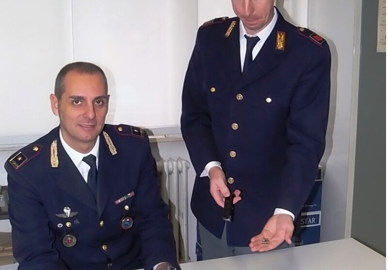 Monza, la polizia stradale con la pistola sequestrata