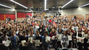 Gli studenti premiati con le autorità nell’auditorium «don Milani»
