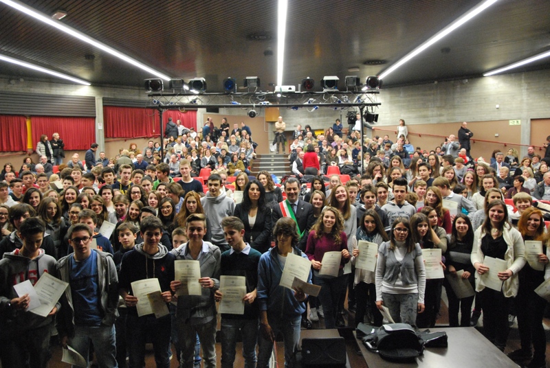 Gli studenti premiati con le autorità nell’auditorium «don Milani»