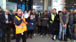 La protesta organizzata all’esterno della MIcron nel novembre 2013