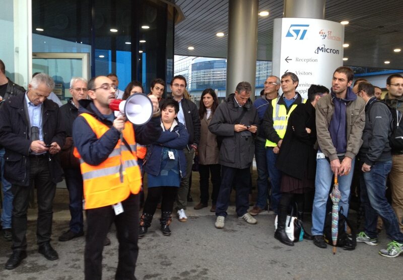 La protesta organizzata all’esterno della MIcron nel novembre 2013