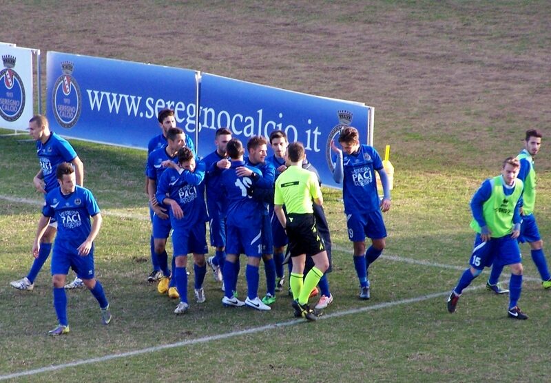 L'esultanza degli azzurri dopo il gol decisivo di Alessandro Comi