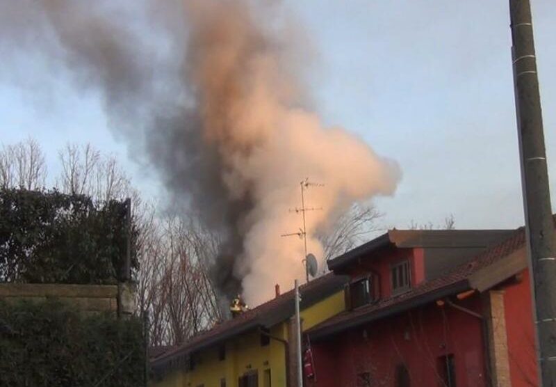 Arcore, incendio canna fumaria in una villetta al confine con Camparada