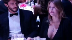 Barbara Berlusconi e Lorenzo Guerrieri alla serata AmFar di Milano (foto dal video ufficiale)