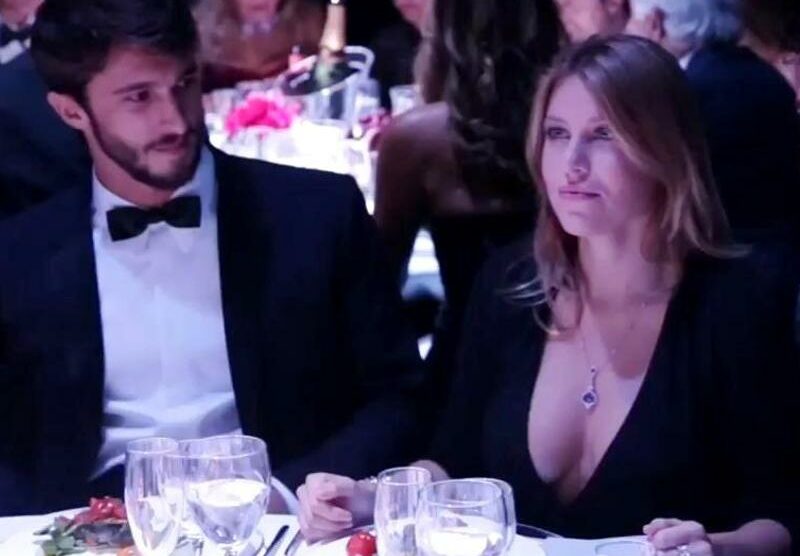 Barbara Berlusconi e Lorenzo Guerrieri alla serata AmFar di Milano (foto dal video ufficiale)