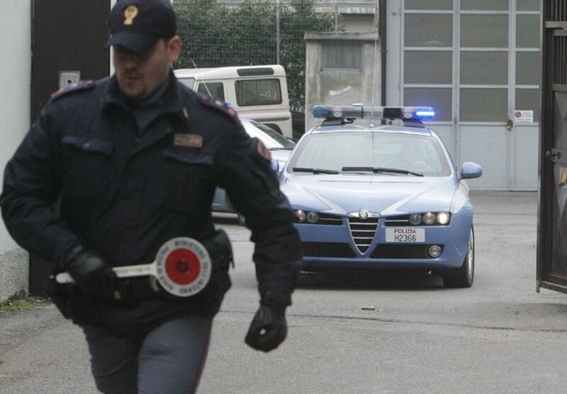 Gli agenti della Squadra Mobile in azione