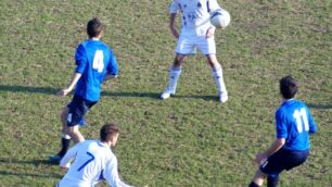 Calcio, Mattia Lacchini e Alessandro Comi osservano il pallone che viaggia tra Andrea Ruggeri e Tommaso Augello