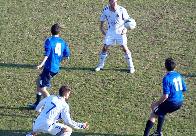 Calcio, Mattia Lacchini e Alessandro Comi osservano il pallone che viaggia tra Andrea Ruggeri e Tommaso Augello