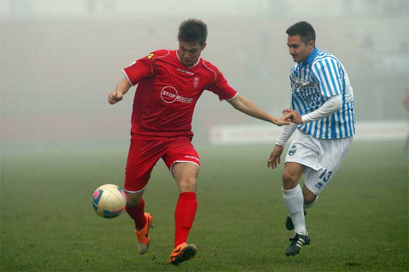 Calcio, Monza-Spal con la nebbia sullo sfondo