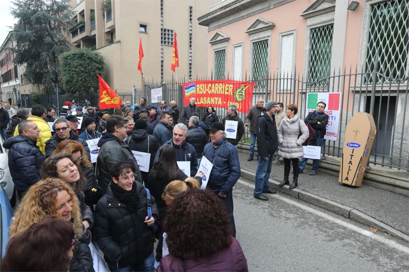 Monza, il presidio Carrier davanti alla sede della Provincia