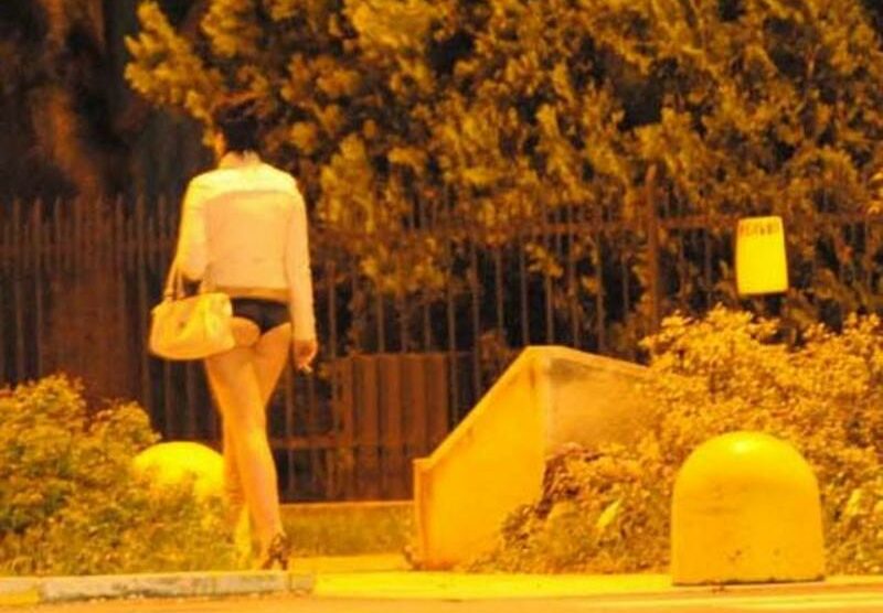 Una prostituta sulle strade