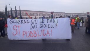 La protesta contro l’annunciata decisione dello Stato di cedere le quote in Stm