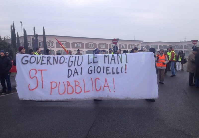 La protesta contro l’annunciata decisione dello Stato di cedere le quote in Stm