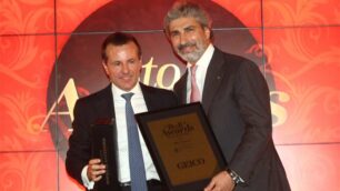 ALdo Varenna consegna la targa «Best to Brianza» 2012 ad Ali Reza Arabnia della Geico Taikisha