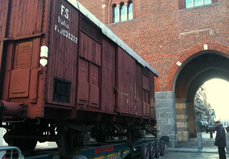 Giorno della memoria: il vagone dei deportati nella piazza dell'arengario di Monza per il Giorno della memoria 2013