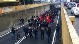 Il corteo dei lavoratori Carrier nel sottopasso di Villasanta