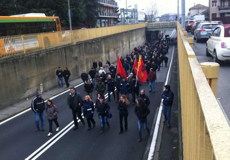 Il corteo dei lavoratori Carrier nel sottopasso di Villasanta