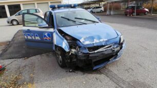 Quello che è rimasto della Volvo della polizia stradale