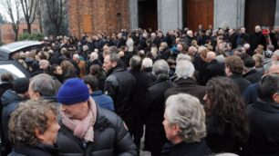 Folla ai funerali di Busnelli